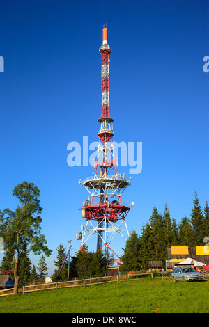 Rote und weiße Fernsehturm mit Kommunikation Antennen auf Gubalowka, Polen. Stockfoto