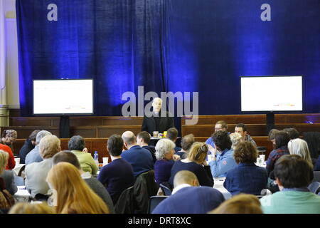 Dublin, Irland. 1. Februar 2014. Die Church of Ireland Erzbischof von Dublin, der am meisten Revd Dr Michael Jackson, befasst sich die Konferenz mit Rubicon 2014. Die Jahreskonferenz Rubicon, eine Heilige Dreifaltigkeit (Kirche von Irland), Rathmines, Initiative, ist eine jährliche Konferenz, die zusammen zieht die Menschen um zu debattieren und zusammenarbeiten, um neue Wege finden, seinen Glauben in alle Bereichen des Einflusses zu engagieren. Es richtet sich durch lokale Kirchenführer, sozialen und christlichen Aktivisten sowie Personen aus Wirtschaft und Medien. Bildnachweis: Michael Debets/Alamy Live-Nachrichten Stockfoto