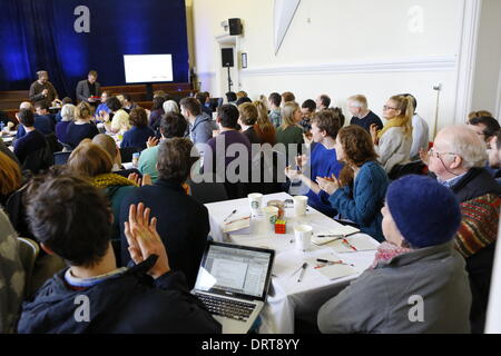 Dublin, Irland. 1. Februar 2014. Das Publikum ist Keynote-Speaker Shane Claiborne, der Gründer der einfache Weg-Gemeinschaft in Philadelphia applaudieren. Die Jahreskonferenz Rubicon, eine Heilige Dreifaltigkeit (Kirche von Irland), Rathmines, Initiative, ist eine jährliche Konferenz, die zusammen zieht die Menschen um zu debattieren und zusammenarbeiten, um neue Wege finden, seinen Glauben in alle Bereichen des Einflusses zu engagieren. Es richtet sich durch lokale Kirchenführer, sozialen und christlichen Aktivisten sowie Personen aus Wirtschaft und Medien. Bildnachweis: Michael Debets/Alamy Live-Nachrichten Stockfoto