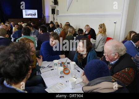 Dublin, Irland. 1. Februar 2014. Mehrere kleine Tischgespräche verteilen sich im Laufe des Tages, um dem Publikum die Möglichkeit, untereinander zu diskutieren das Thema "Focus auf Gerechtigkeit". Die Jahreskonferenz Rubicon, eine Heilige Dreifaltigkeit (Kirche von Irland), Rathmines, Initiative, ist eine jährliche Konferenz, die zusammen zieht die Menschen um zu debattieren und zusammenarbeiten, um neue Wege finden, seinen Glauben in alle Bereichen des Einflusses zu engagieren. Es richtet sich durch lokale Kirchenführer, sozialen und christlichen Aktivisten sowie Personen aus Wirtschaft und Medien. Bildnachweis: Michael Debets/Alamy Live-Nachrichten Stockfoto