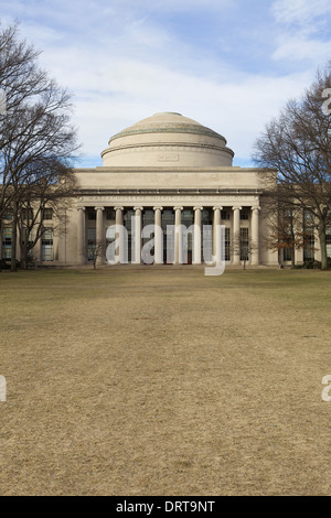 Einem kalten Wintertag mit Wolken hinter die große Kuppel auf dem MIT Campus befindet sich in Cambridge, Massachusetts Stockfoto