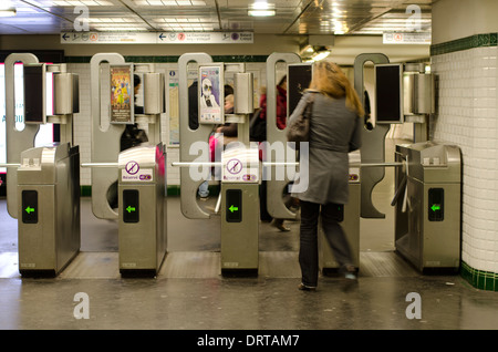 Frau Eingabe durch automatisierte Tore auf Plattformen in der Metro, Paris, Frankreich. Stockfoto
