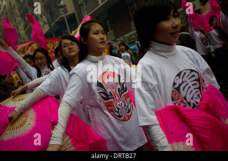 Barcelona, Spanien 1. Februar 2014. Mädchen-Fans in Barcelona paradieren.  Die chinesische Gemeinschaft in den Straßen von Barcelona getroffen, um das neue Jahr feiern. Bildnachweis: Jordi Boixareu/Alamy Live-Nachrichten Stockfoto