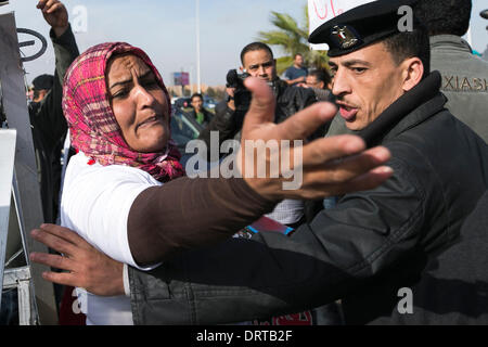 Kairo, Ägypten. 1. Februar 2014. Ein Anhänger schreit Parolen außerhalb der Polizei-Akademie in Kairo, Ägypten, 1. Februar 2014. Ägyptens gestürzten Präsidenten Mohamed Morsi in Kairo für eine Testversion unter dem Vorwurf der Anstiftung zu Gewalt und töten Demonstranten vor dem Präsidentenpalast in Ende 2012 angekommen, berichtete amtliche Nachrichtenagentur MENA am Samstag. Bildnachweis: Cui Xinyu/Xinhua/Alamy Live-Nachrichten Stockfoto