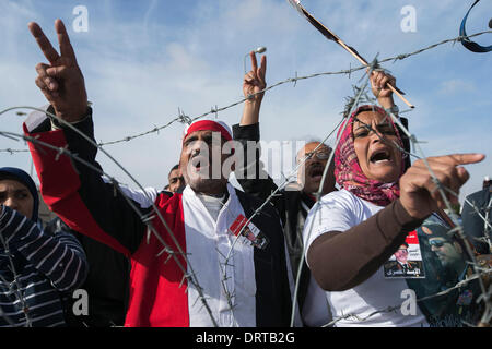 Kairo, Ägypten. 1. Februar 2014. Fans rufen Parolen außerhalb der Polizei-Akademie in Kairo, Ägypten, 1. Februar 2014. Ägyptens gestürzten Präsidenten Mohamed Morsi in Kairo für eine Testversion unter dem Vorwurf der Anstiftung zu Gewalt und töten Demonstranten vor dem Präsidentenpalast in Ende 2012 angekommen, berichtete amtliche Nachrichtenagentur MENA am Samstag. Bildnachweis: Cui Xinyu/Xinhua/Alamy Live-Nachrichten Stockfoto