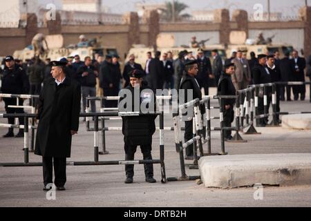 Kairo, Ägypten. 1. Februar 2014. Polizei Wache außerhalb der Polizei-Akademie in Kairo, Ägypten, 1. Februar 2014. Ägyptens gestürzten Präsidenten Mohamed Morsi in Kairo für eine Testversion unter dem Vorwurf der Anstiftung zu Gewalt und töten Demonstranten vor dem Präsidentenpalast in Ende 2012 angekommen, berichtete amtliche Nachrichtenagentur MENA am Samstag. Bildnachweis: Cui Xinyu/Xinhua/Alamy Live-Nachrichten Stockfoto