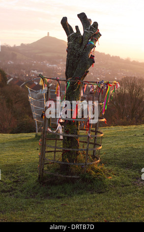 Sunrise Glastonbury Tor und dekorierte Heilige Dornenbaum auf Wearyall Hill soll von Joseph von Arimathia 2014 gepflanzt worden sein Stockfoto