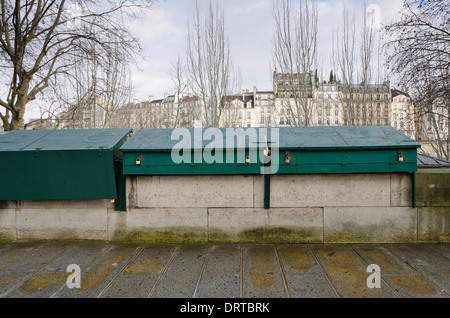 Die Bouquinistes, Ufer der seine, Buchhändlerboxen entlang der seine wegen schlechtem Wetter geschlossen. Paris, Frankreich. Stockfoto