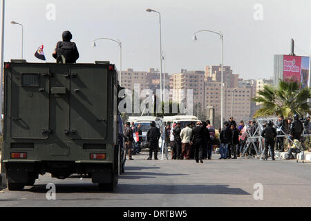 Kairo, Kairo, Ägypten. 1. Februar 2014. Ägyptische Soldaten Wache außerhalb einer Polizeiakademie, wo der Prozess gegen den gestürzten ägyptischen Präsidenten Mohamed Mursi und Mitglieder der Muslim-Bruderschaft soll stattfinden, am Stadtrand von Kairo 1. Februar 2014. Das Plakat liest: "Ägypten ist die Mutter der Welt. Ägypten ist die ganze Welt Kredit: Mohammed Bendari/APA Images/ZUMAPRESS.com/Alamy Live News Stockfoto