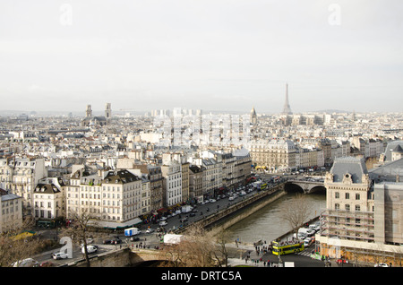 Skyscape Paris Gebäude, mit der Seine vorne und im Rücken, Eiffelturm Paris, Frankreich. Stockfoto