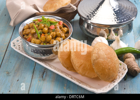 Chana Masala mit Puri oder würzige Kichererbsen mit Puri, indisches Essen Stockfoto