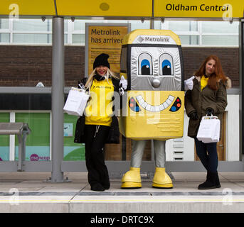 Straßenbahn, Oberleitungsbus, Oberleitungsbusse in Oldham, Manchester, Großbritannien. MASCOT ‘Met man’ an der neuen Verkehrsverbindung am Oldham Hauptbahnhof. Die Metrolink-Erweiterung wird fortgesetzt, und die Züge fahren nun in das Stadtzentrum von Oldham, wobei die Linie Oldham Rochdale um vier brandneue Stationen erweitert wird. Diese 14 Meilen (22.5 km) Verlängerung nach Oldham und Rochdale verlässt die Bury Metrolink Linie etwas außerhalb des Stadtzentrums und verläuft entlang des verlassenen Eisenbahnkorridors zum Central Park in East Manchester. Stockfoto