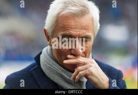 Sinsheim, Deutschland. 1. Februar 2014. Hamburgs Trainer Bert van Marwijk, vor Beginn der Bundesliga-Scocer-Mathc zwischen 1899 abgebildet ist Hoffenheim und den Hamburger SV im Rhein-Neckar-Arena in Sinsheim, Deutschland, 1. Februar 2014. Foto: UWE ANSPACH/DPA (Achtung: aufgrund der Akkreditierungsrichtlinien die DFL nur erlaubt die Veröffentlichung und Nutzung von bis zu 15 Bilder pro Spiel im Internet und in Online-Medien während des Spiels.) / Dpa/Alamy Live News Stockfoto