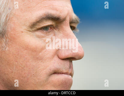 Sinsheim, Deutschland. 1. Februar 2014. Hamburgs Trainer Bert van Marwijk, vor Beginn der Bundesliga-Scocer-Mathc zwischen 1899 abgebildet ist Hoffenheim und den Hamburger SV im Rhein-Neckar-Arena in Sinsheim, Deutschland, 1. Februar 2014. Foto: UWE ANSPACH/DPA (Achtung: aufgrund der Akkreditierungsrichtlinien die DFL nur erlaubt die Veröffentlichung und Nutzung von bis zu 15 Bilder pro Spiel im Internet und in Online-Medien während des Spiels.) / Dpa/Alamy Live News Stockfoto