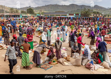 Der Samstagsmarkt in Jinka, Omo-Tal, Äthiopien Stockfoto