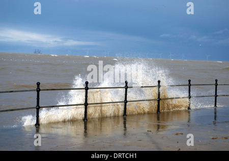 Wellen brechen über das Geländer auf Hoylake Promenade in Wirral North West England Stockfoto