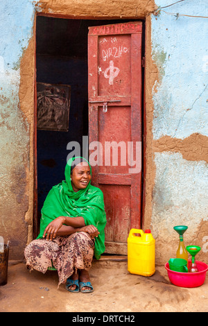 Frau, Verkauf von Alkohol an den Samstagsmarkt In Jinka, Omo-Tal, Äthiopien Stockfoto