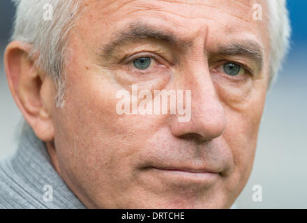 Sinsheim, Deutschland. 1. Februar 2014. Hamburgs Trainer Bert van Marwijk, vor Beginn der Bundesliga-Scocer-Mathc zwischen 1899 abgebildet ist Hoffenheim und den Hamburger SV im Rhein-Neckar-Arena in Sinsheim, Deutschland, 1. Februar 2014. Foto: UWE ANSPACH/DPA (Achtung: aufgrund der Akkreditierungsrichtlinien die DFL nur erlaubt die Veröffentlichung und Nutzung von bis zu 15 Bilder pro Spiel im Internet und in Online-Medien während des Spiels.) / Dpa/Alamy Live News Stockfoto