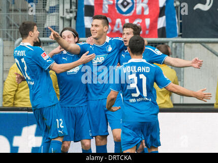 Sinsheim, Deutschland. 1. Februar 2014. Hoffenheim Niklas Suele (C) feiert sein 2: 0-Tor mit Teamkollegen während der Bundesliga Scocer Spiel zwischen 1899 Hoffenheim und den Hamburger SV im Rhein-Neckar-Arena in Sinsheim, Deutschland, 1. Februar 2014. Foto: UWE ANSPACH/DPA (Achtung: aufgrund der Akkreditierungsrichtlinien die DFL nur erlaubt die Veröffentlichung und Nutzung von bis zu 15 Bilder pro Spiel im Internet und in Online-Medien während des Spiels.) / Dpa/Alamy Live News Stockfoto