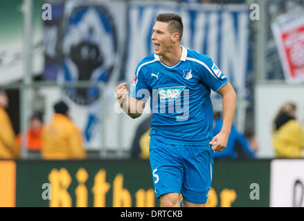 Sinsheim, Deutschland. 1. Februar 2014. Hoffenheim Niklas Suele feiert sein 2: 0-Tor in der Bundesliga Scocer Spiel zwischen 1899 Hoffenheim und den Hamburger SV im Rhein-Neckar-Arena in Sinsheim, Deutschland, 1. Februar 2014. Foto: UWE ANSPACH/DPA (Achtung: aufgrund der Akkreditierungsrichtlinien die DFL nur erlaubt die Veröffentlichung und Nutzung von bis zu 15 Bilder pro Spiel im Internet und in Online-Medien während des Spiels.) / Dpa/Alamy Live News Stockfoto