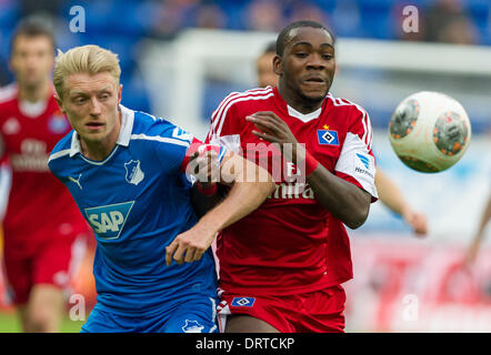 Sinsheim, Deutschland. 1. Februar 2014. Hoffenheim Andreas Beck (L) und Hamburgs Ola John wetteifern um die Kugel während der Bundesliga-Scocer-Spiel zwischen 1899 Hoffenheim und den Hamburger SV im Rhein-Neckar-Arena in Sinsheim, Deutschland, 1. Februar 2014. Foto: UWE ANSPACH/DPA (Achtung: aufgrund der Akkreditierungsrichtlinien die DFL nur erlaubt die Veröffentlichung und Nutzung von bis zu 15 Bilder pro Spiel im Internet und in Online-Medien während des Spiels.) / Dpa/Alamy Live News Stockfoto