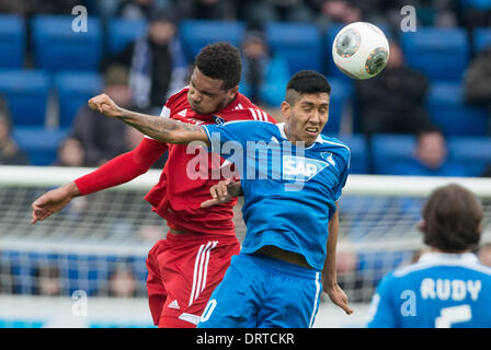 Sinsheim, Deutschland. 1. Februar 2014. Hoffenheim Roberto Firmino (C) und Hamburgs Jonathan Glao Tah wetteifern um die Kugel während der Bundesliga-Scocer-Spiel zwischen 1899 Hoffenheim und den Hamburger SV im Rhein-Neckar-Arena in Sinsheim, Deutschland, 1. Februar 2014. Foto: UWE ANSPACH/DPA (Achtung: aufgrund der Akkreditierungsrichtlinien die DFL nur erlaubt die Veröffentlichung und Nutzung von bis zu 15 Bilder pro Spiel im Internet und in Online-Medien während des Spiels.) / Dpa/Alamy Live News Stockfoto