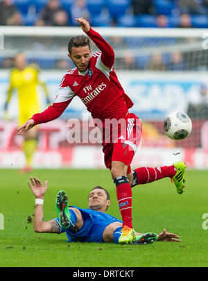 Sinsheim, Deutschland. 1. Februar 2014. Hoffenheim Sejad Salihovic (DOWN) und Hamburgs Quasim Bouy wetteifern um den Ball während der Bundesliga-Scocer-Spiel zwischen 1899 Hoffenheim und den Hamburger SV im Rhein-Neckar-Arena in Sinsheim, Deutschland, 1. Februar 2014. Foto: UWE ANSPACH/DPA (Achtung: aufgrund der Akkreditierungsrichtlinien die DFL nur erlaubt die Veröffentlichung und Nutzung von bis zu 15 Bilder pro Spiel im Internet und in Online-Medien während des Spiels.) / Dpa/Alamy Live News Stockfoto