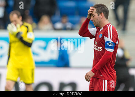 Sinsheim, Deutschland. 1. Februar 2014. Der Hamburger Rafael van der Vaart berührt den Kopf während der Bundesliga-Scocer zwischen 1899 Hoffenheim und den Hamburger SV im Rhein-Neckar-Arena in Sinsheim, Deutschland, 1. Februar 2014 übereinstimmen. Foto: UWE ANSPACH/DPA (Achtung: aufgrund der Akkreditierungsrichtlinien die DFL nur erlaubt die Veröffentlichung und Nutzung von bis zu 15 Bilder pro Spiel im Internet und in Online-Medien während des Spiels.) / Dpa/Alamy Live News Stockfoto