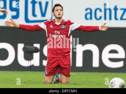 Sinsheim, Deutschland. 1. Februar 2014. Hamburgs Hakan Calhanoglu Gesten während der Bundesliga-Scocer Spiel zwischen 1899 Hoffenheim und den Hamburger SV im Rhein-Neckar-Arena in Sinsheim, Deutschland, 1. Februar 2014. Foto: UWE ANSPACH/DPA (Achtung: aufgrund der Akkreditierungsrichtlinien die DFL nur erlaubt die Veröffentlichung und Nutzung von bis zu 15 Bilder pro Spiel im Internet und in Online-Medien während des Spiels.) / Dpa/Alamy Live News Stockfoto