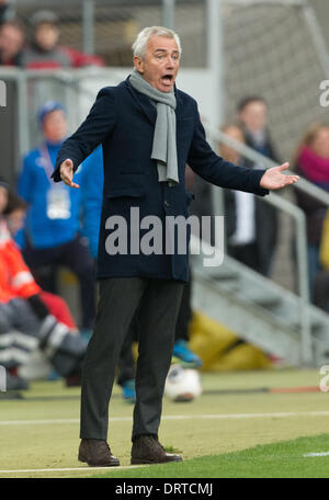 Sinsheim, Deutschland. 1. Februar 2014. Hamburgs Trainer Bert van Marwijk Gesten an der Seitenlinie während der Bundesliga-Scocer Spiel zwischen 1899 Hoffenheim und den Hamburger SV im Rhein-Neckar-Arena in Sinsheim, Deutschland, 1. Februar 2014. Foto: UWE ANSPACH/DPA (Achtung: aufgrund der Akkreditierungsrichtlinien die DFL nur erlaubt die Veröffentlichung und Nutzung von bis zu 15 Bilder pro Spiel im Internet und in Online-Medien während des Spiels.) / Dpa/Alamy Live News Stockfoto