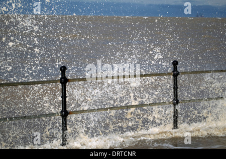 Wellen brechen über das Geländer auf Hoylake Promenade in Wirral North West England Stockfoto