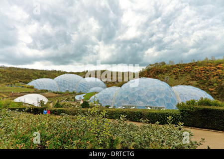 Panoramablick über die geodätischen Biom Kuppeln des Eden Project, St Blazey, Cornwall, England, UK. Stockfoto