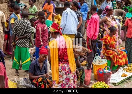 Der Samstagsmarkt in Jinka, Omo-Tal, Äthiopien Stockfoto