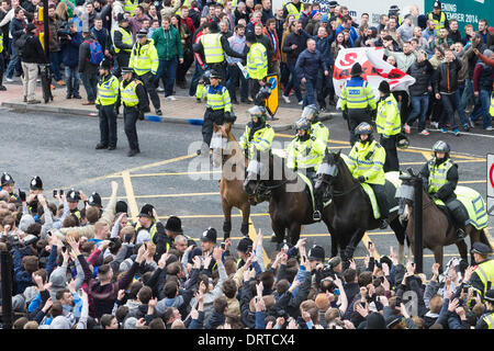 Sunderland Newcastle United Fans verspotten Fans, die zum Stadion vom Bahnhof vor Newcastle v Sunderland match begleitet werden. Großbritannien Stockfoto