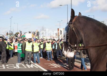 Slough, UK. 1. Februar 2014. EDL Protestmarsch in Slough, Berkshire. Die EDL protestieren gegen die Pläne das ehemaligen Village Club in Langley in eine Moschee zu ändern. Bildnachweis: Andrew Spiers/Alamy Live-Nachrichten Stockfoto