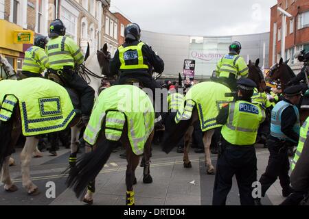 Slough, UK. 1. Februar 2014. EDL Protestmarsch in Slough, Berkshire. Die EDL protestieren gegen die Pläne das ehemaligen Village Club in Langley in eine Moschee zu ändern. Bildnachweis: Andrew Spiers/Alamy Live-Nachrichten Stockfoto