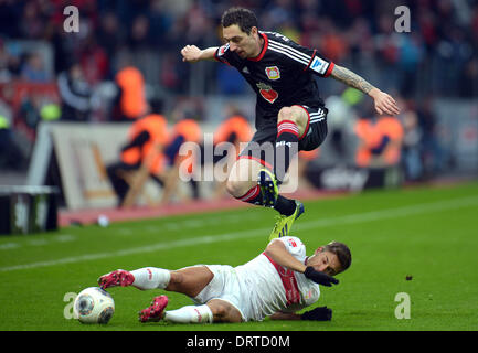 Leverkusen, Deutschland. 1. Februar 2014. Leverkusens Roberto Hilbert (oben) wetteifert um den Ball mit der Stuttgarter Moritz Leitner während der Fußball-Bundesligaspiel zwischen Bayer Leverkusen und dem VfB Stuttgart in der BayArena in Leverkusen, Deutschland, 1. Februar 2014. Foto: FEDERICO GAMBARINI/Dpa (Achtung: aufgrund der Akkreditierungsrichtlinien die DFL nur erlaubt die Veröffentlichung und Nutzung von bis zu 15 Bilder pro Spiel im Internet und in Online-Medien während des Spiels.) / Dpa/Alamy Live News Stockfoto