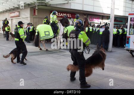 Slough, UK. 1. Februar 2014. EDL Protestmarsch in Slough, Berkshire. Die EDL protestieren gegen die Pläne das ehemaligen Village Club in Langley in eine Moschee zu ändern. Bildnachweis: Andrew Spiers/Alamy Live-Nachrichten Stockfoto