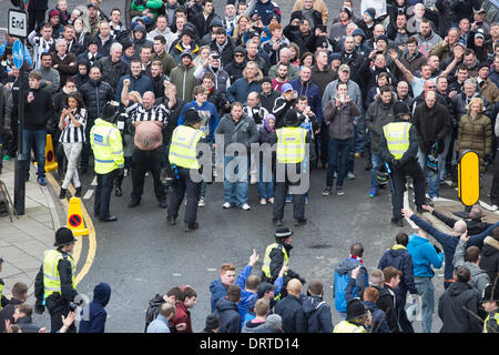 Sunderland Newcastle United Fans verspotten Fans, die zum Stadion vom Bahnhof vor Newcastle v Sunderland match begleitet werden. Stockfoto