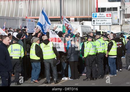 Slough, UK. 1. Februar 2014. EDL Protestmarsch in Slough, Berkshire. Die EDL protestieren gegen die Pläne das ehemaligen Village Club in Langley in eine Moschee zu ändern. Bildnachweis: Andrew Spiers/Alamy Live-Nachrichten Stockfoto