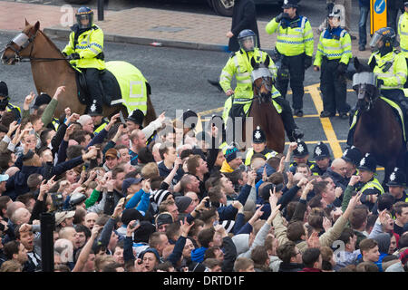 Sunderland Newcastle United Fans verspotten Fans, die zum Stadion vom Bahnhof vor Newcastle v Sunderland match begleitet werden. Großbritannien Stockfoto