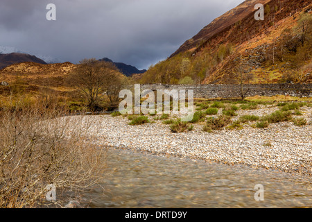 EAS-Nan-Bogen-Brücke über Fluß Shiel in Glen Shiel (in der Nähe der Position des Standortes 1719 Schlacht), North West Highland, Schottland. Stockfoto