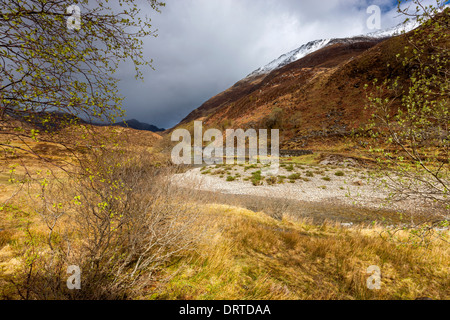 EAS-Nan-Bogen-Brücke über Fluß Shiel in Glen Shiel (in der Nähe der Position des Standortes 1719 Schlacht), North West Highland, Schottland. Stockfoto