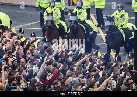 Sunderland Newcastle United Fans verspotten Fans, die zum Stadion vom Bahnhof vor Newcastle v Sunderland match begleitet werden. Großbritannien Stockfoto