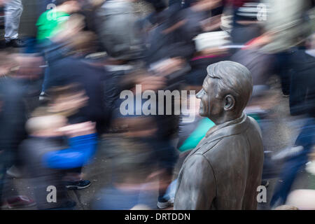 Statue von Sir Bobby Robson außerhalb Newcastle United Grund Stockfoto