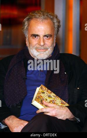 (Dpa) - Maximilian Schell, Schweizer Theater und Kino Schauspieler, in Hamburg, 11. März 2003 abgebildet. 1961 spielte er den Verteidiger im Kriegsverbrechen Epos "Entscheidung in Nürnberg", wofür er einen Oscar als bester Schauspieler gewann. Schell trat auch in Filmen wie "Topkapi", "A Bridge Too Far" und "Cross of Iron". Stockfoto