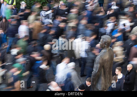 Statue von Sir Bobby Robson außerhalb Newcastle United Grund Stockfoto