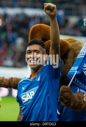 Sinsheim, Deutschland. 1. Februar 2014. Hoffenheim Roberto Firmino feiert das 3: 0-Ziel während der Bundesliga Fußballspiel zwischen 1899 Hoffenheim und den Hamburger SV im Rhein-Neckar-Arena in Sinsheim, Deutschland, 1. Februar 2014. Foto: UWE ANSPACH/DPA (Achtung: aufgrund der Akkreditierungsrichtlinien die DFL nur erlaubt die Veröffentlichung und Nutzung von bis zu 15 Bilder pro Spiel im Internet und in Online-Medien während des Spiels.) / Dpa/Alamy Live News Stockfoto