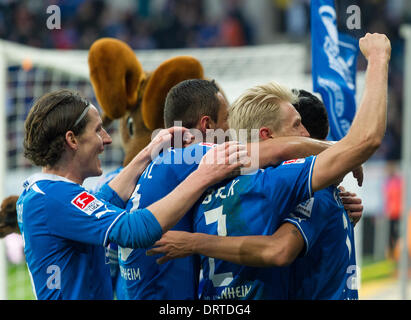 Sinsheim, Deutschland. 1. Februar 2014. Hoffenheim Andreas Beck (R) feiert sein 3: 0-Tor mit Teamkollegen Sebastian Rudy (L) und andere Theammates während der Fußball-Bundesliga-match zwischen 1899 Hoffenheim und den Hamburger SV im Rhein-Neckar-Arena in Sinsheim, Deutschland, 1. Februar 2014. Foto: UWE ANSPACH/DPA (Achtung: aufgrund der Akkreditierungsrichtlinien die DFL nur erlaubt die Veröffentlichung und Nutzung von bis zu 15 Bilder pro Spiel im Internet und in Online-Medien während des Spiels.) / Dpa/Alamy Live News Stockfoto