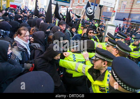 Slough, UK. 1. Februar 2014.  Polizei zurückschieben gegen KostenzählerProtestierendern, wie mehrere hundert rechtsextreme EDL-Anhänger in Slough für eine Anti-muslimische Demonstration kommen. Bildnachweis: Paul Davey/Alamy Live-Nachrichten Stockfoto